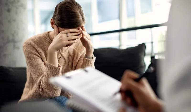 девушка разговаривает психиатром по поводу сенестопатии